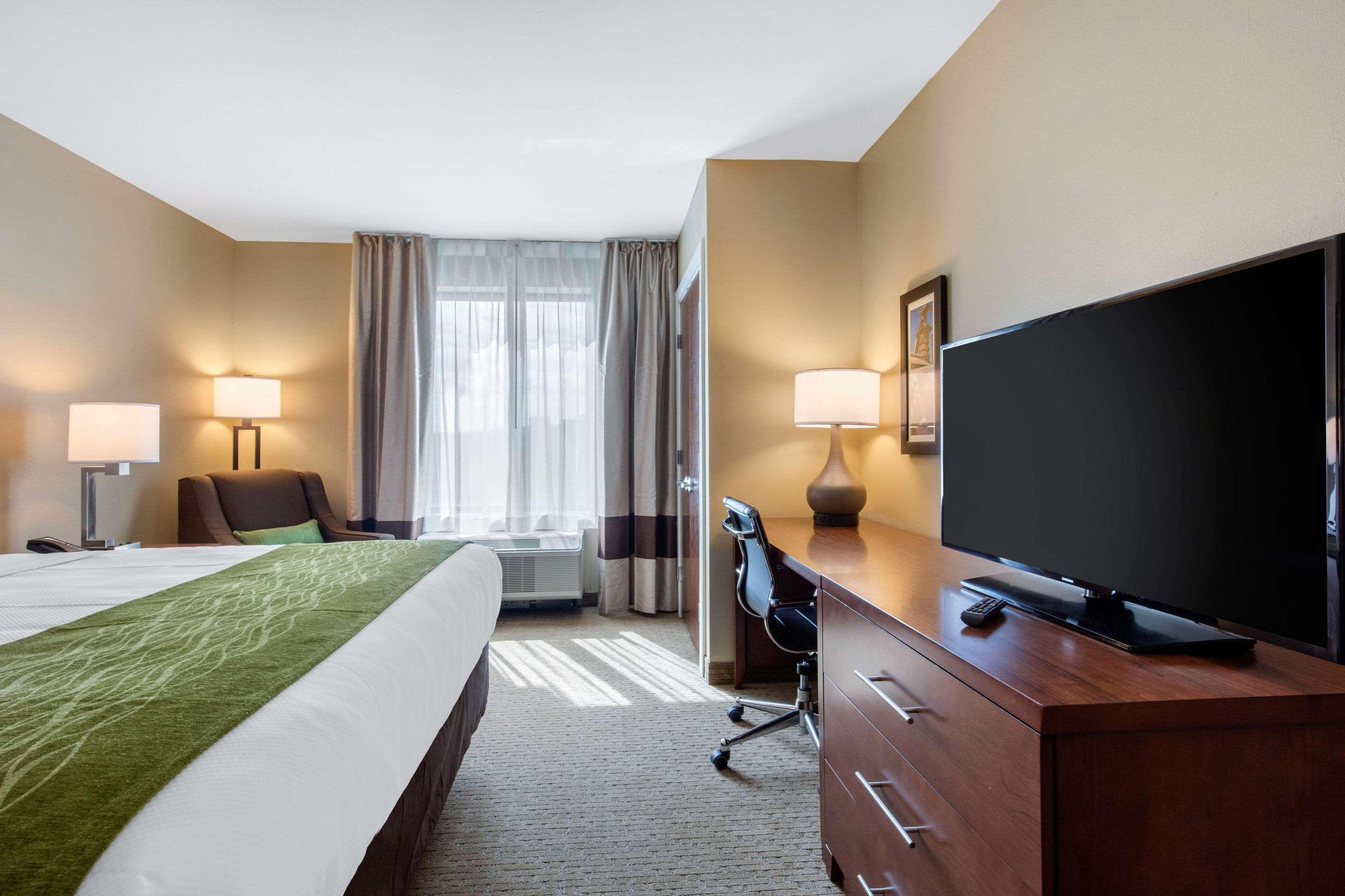 Comfort Inn & Suites At Crossplex Village Бирмингем Экстерьер фото