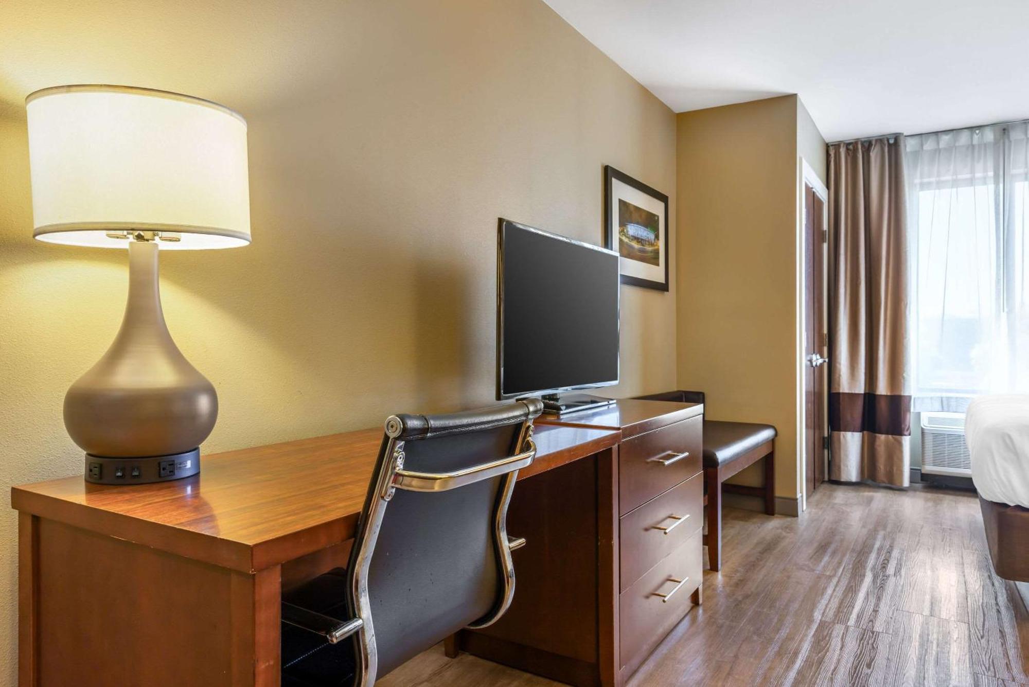 Comfort Inn & Suites At Crossplex Village Бирмингем Экстерьер фото