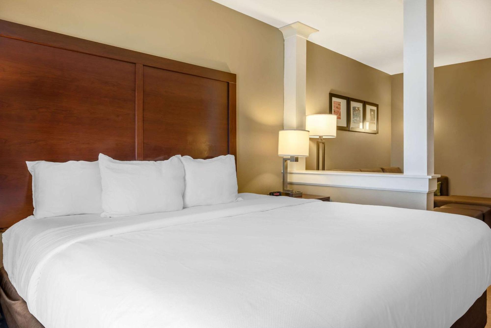 Comfort Inn & Suites At Crossplex Village Бирмингем Экстерьер фото